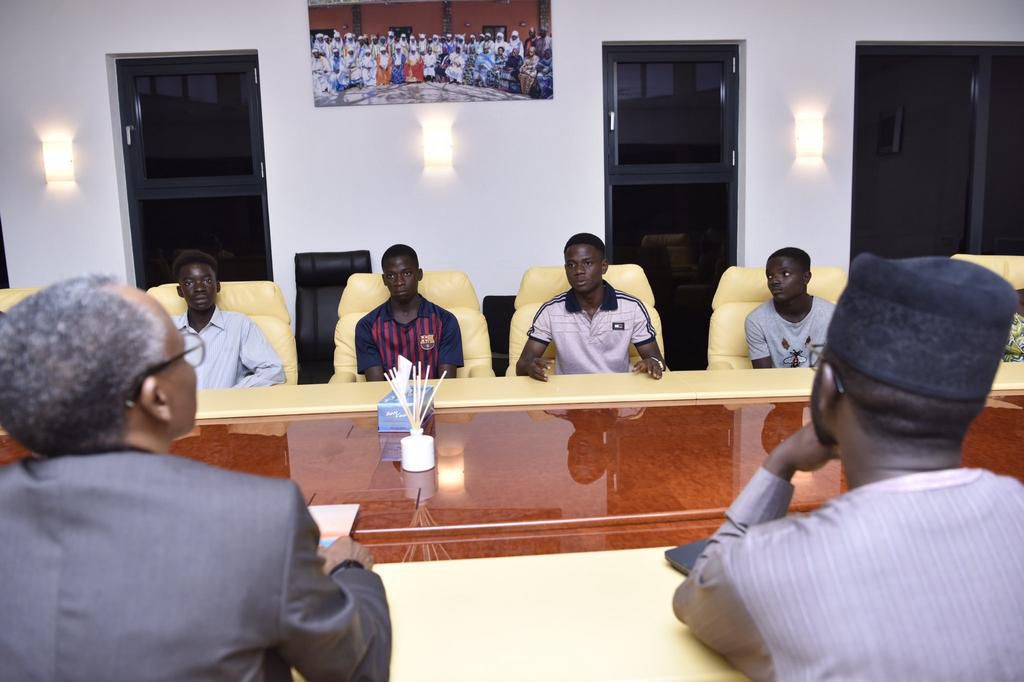 Kaduna state Governor, Nasiru El Rufai receives young Nigerian filmmakers who shot Sci-fi movie with a smartphone [Twitter/@GovKaduna]