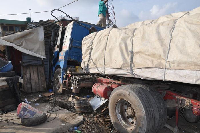 Truck runs into building, kills boy, injures 5 in Ogun  [Ships And Ports]