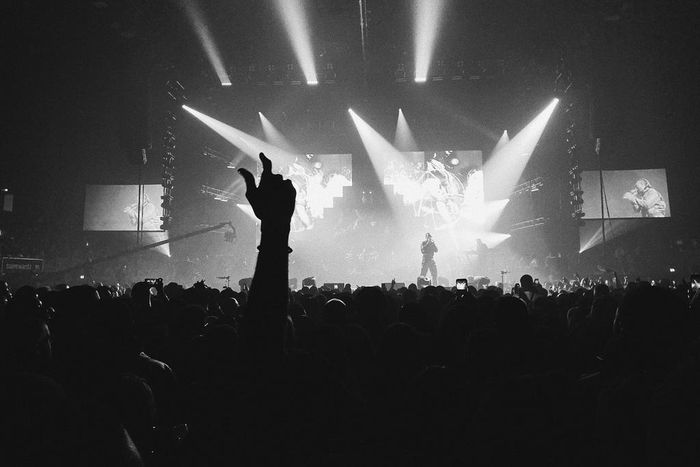 Burna Boy thrilling fans are the Wembley Arena in London on November 4, 2019. (Twitter/DBCXPIctures)