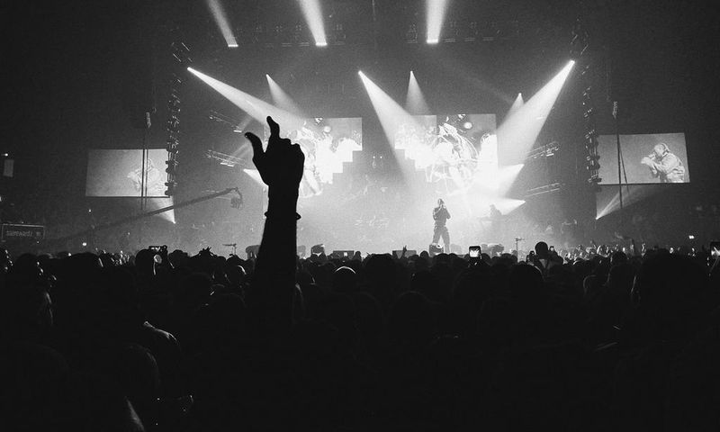 Burna Boy thrilling fans are the Wembley Arena in London on November 4, 2019. (Twitter/DBCXPIctures)