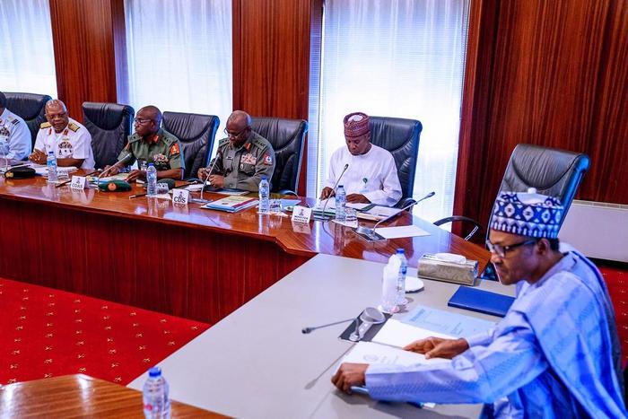 President Muhammadu Buhari meets Service Chiefs behind closed door  [Twitter/@NigeriaGov]