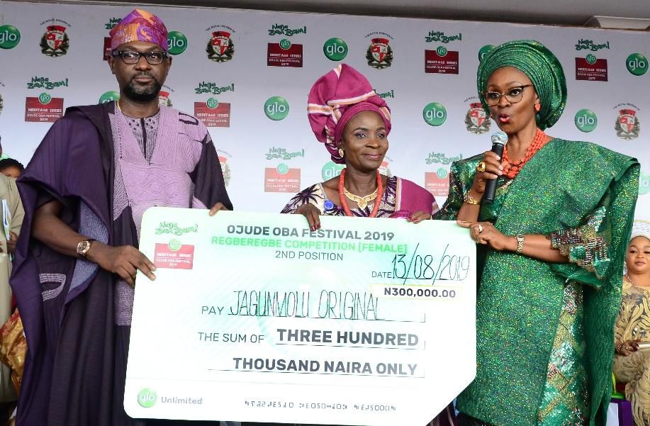 Wife of the Ogun State Governor, Mrs Bamidele Abiodun supported by Globacom Representative, Mr. Folu Aderibigbe presenting the Second Prize cheque to members of "Jagunmolu Obirin Original" at the just concluded 2019 Ojude Oba Festival powered by Globac...