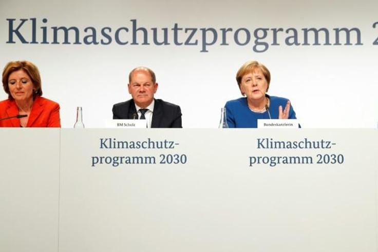 (l to r) Rhineland-Palatinate's State Premier Malu Dreyer, German Finance Minister Olaf Scholz, German Chancellor Angela Merkel and German Defence Minister Annegret Kramp-Karrenbauer announce the 2030 Climate Prtoection Programme on Friday