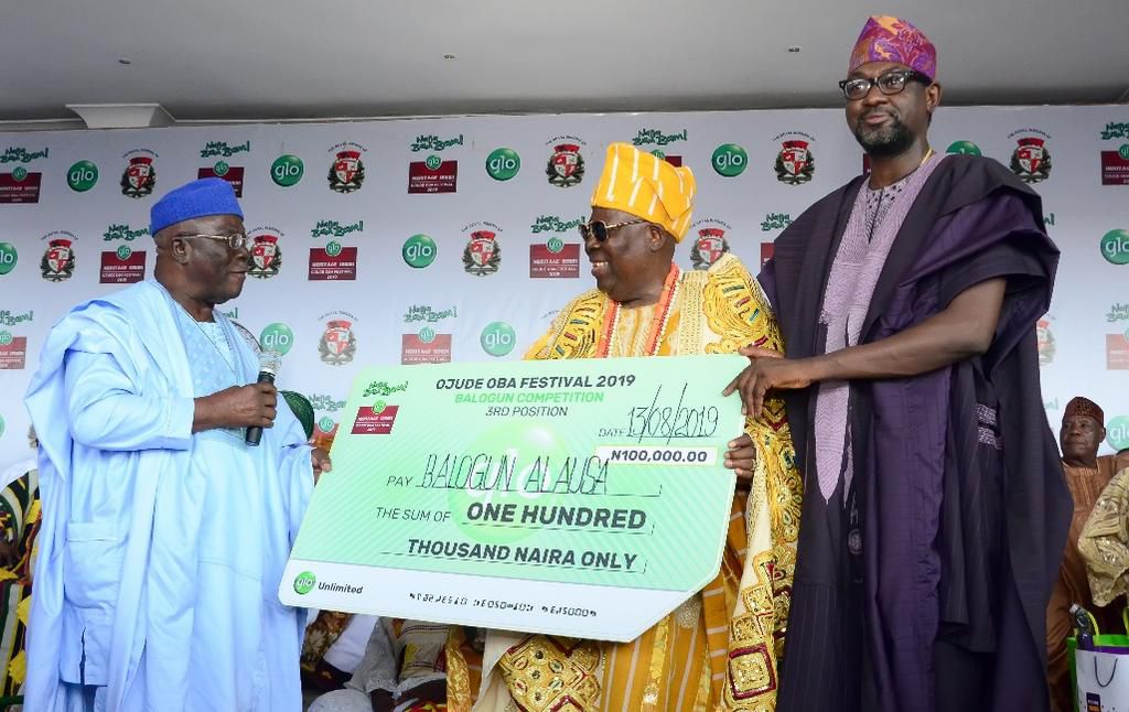 Afenifere Chieftain, Pa Ayo Adebanjo supported by Glo Representative, Mr. Folu Aderibigbe presenting the Bronze prize (3rd) to Balogun Alausa Family in the Equestrian competition of the 2019 Ojude Oba Festival sponsored by Globacom.