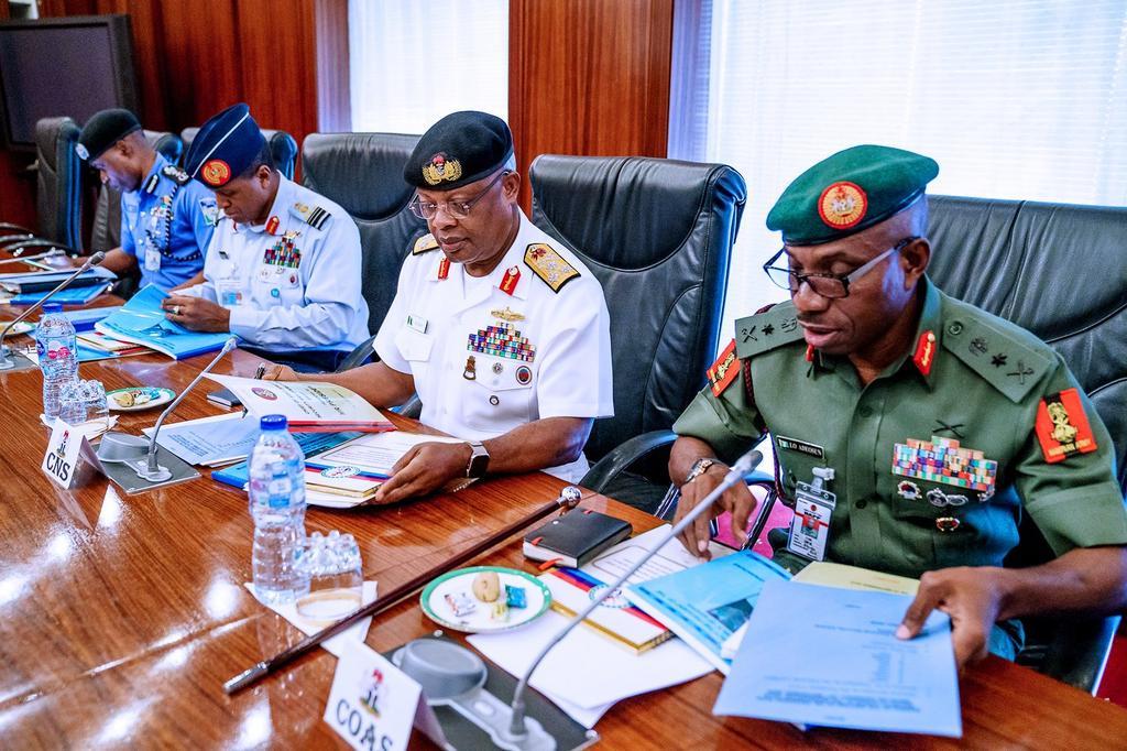 President Muhammadu Buhari meets Service Chiefs behind closed door  [Twitter/@NigeriaGov]
