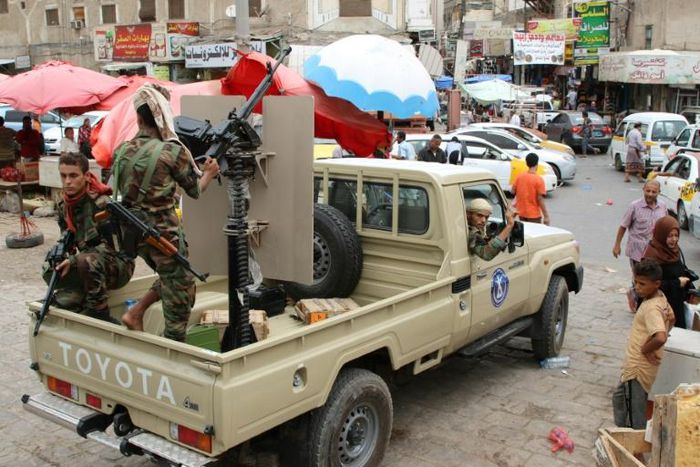 Fighters from the Southern Transitional Council (STC) seeking independence for southern Yemen drive their pick up in the southern city of Aden on August 8, 2019