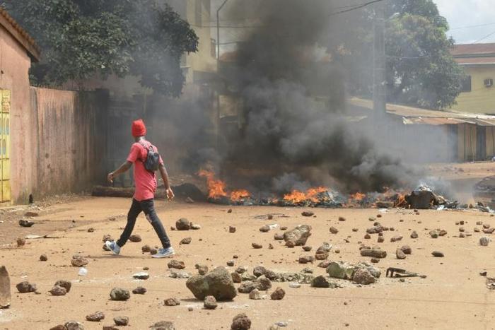 Pockets of violence have erupted around the outer districts of Conakry, with hundreds of police clashing with demonstrators