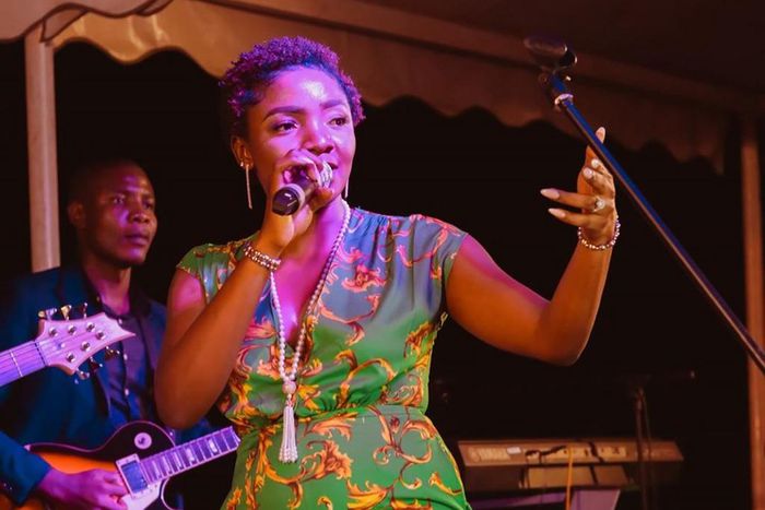 Simi is pregnant and she can't hide it no more. [Instagram/simplysimi]