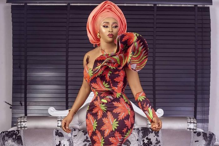 Aso-ebi styles with dramatic sleeves