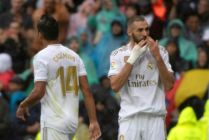 Karim Benzema (R) scored twice as Real Madrid beat Levante 3-2 in La Liga on Saturday