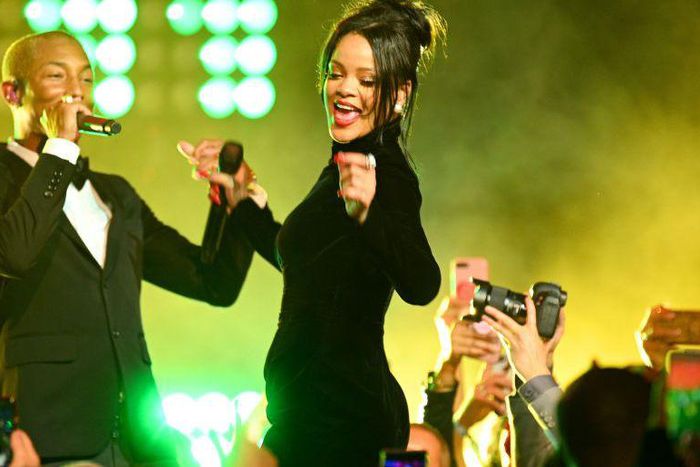 Fans Think Rihanna Might Be Pregnant