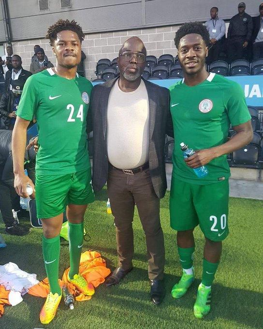 Chuba Akpom, Amaju Pinnick and Ola Aina (Twitter/NFF)
