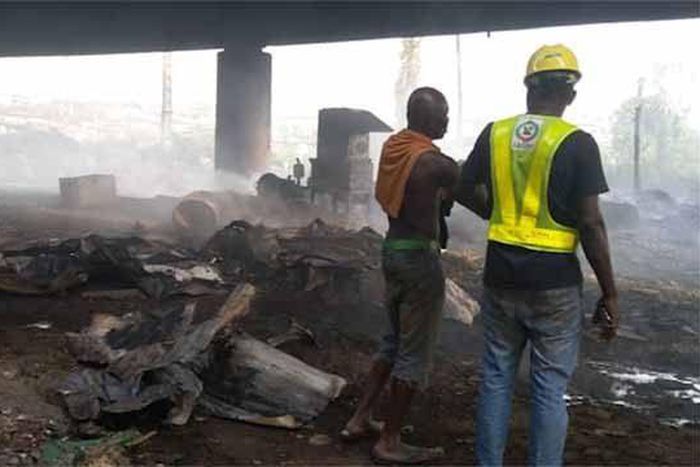 Electric pole, cable gut fire under Lagos bridge (Guardian)
