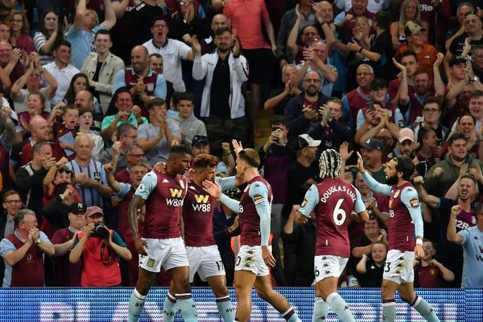 Aston Villa's Wesley (L) celebrates with his team-mates after scoring against Everton
