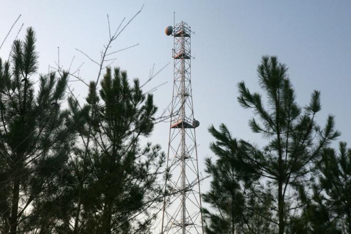 Investigators are looking into how devices can be connected to several mobile phone towers at once, among other issues