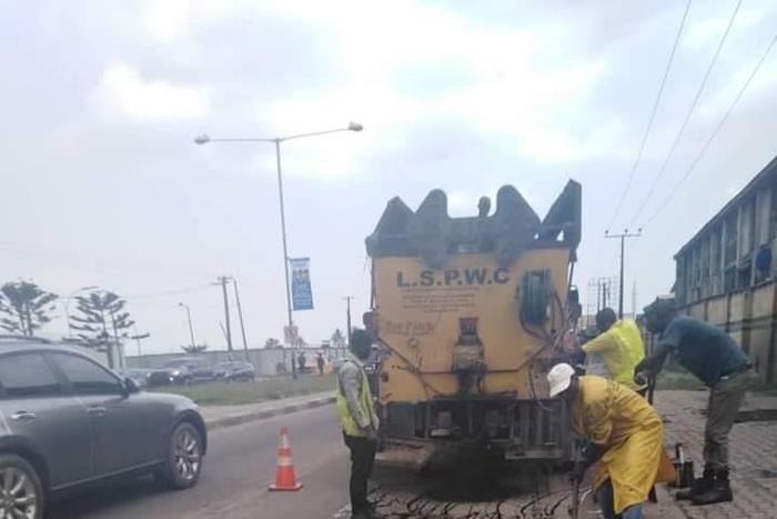 Maintenance work by LSPWC still ongoing at different sections of CMD road, Kosofe and Mobolaji Bank Anthony way, Ikeja. [Twitter/@followlasg]