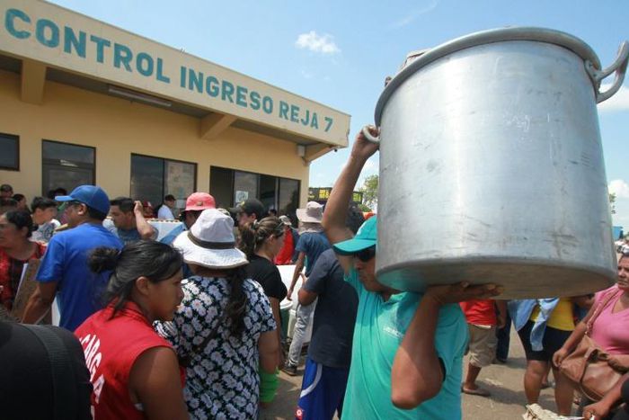 Bolivianos hacen fila en el aeropuerto Viru Viru, en Santa Cruz, para enviar comida a La Paz, el 22 de noviembre de 2019