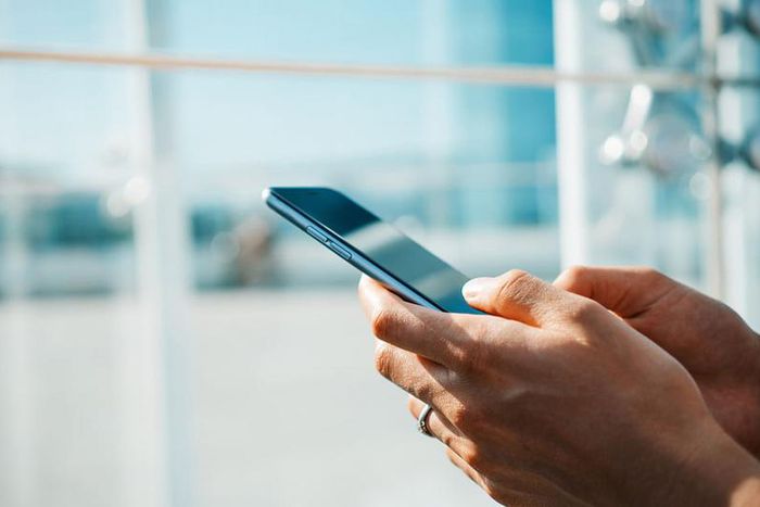 Young lady who’s been texting her late father for 4 years finally gets an emotional reply