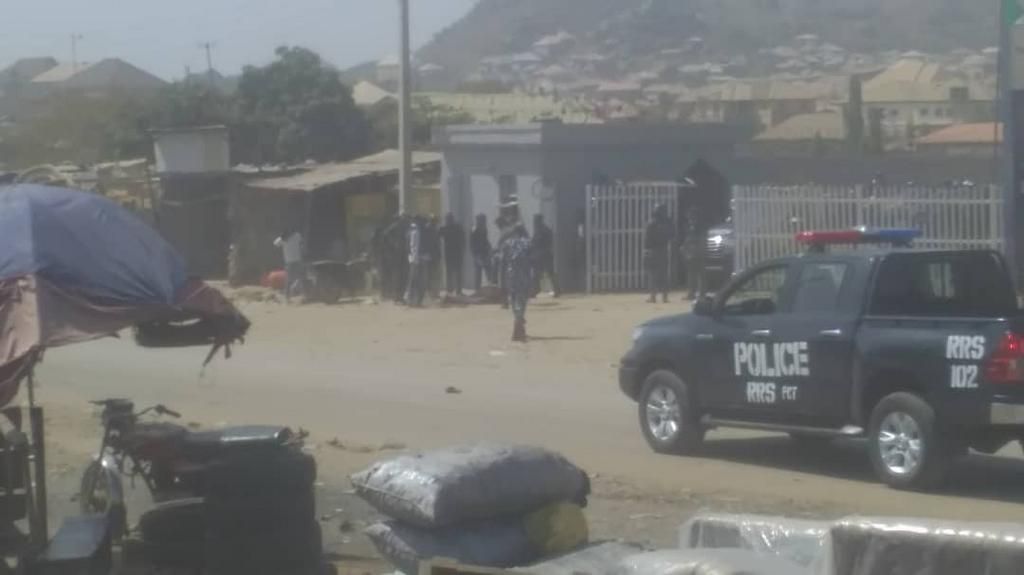 Police kill 1, arrest 4 in foiled bank robbery in Abuja (SaharaReporters)