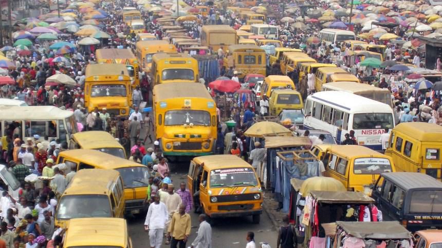 The chaos called Oshodi before Babatunde Fashola cleared and sanitized it (PremiumTimes)