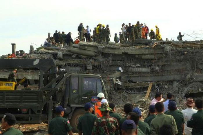 Hundreds of soldiers and rescuers frantically picked through the rubble of a collapsed building in southern Cambodia on Saturday looking for bodies as the death toll from the disaster rose to seven.