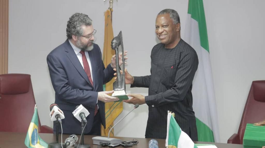 Nigeria's Minister of Foreign Affairs, Geoffrey Onyeama presenting a gift to Mr Ernest Aranjo, External Relations Minister of Brazil during his visit to Nigeria. [Twitter/@GeoffreyOnyeama]