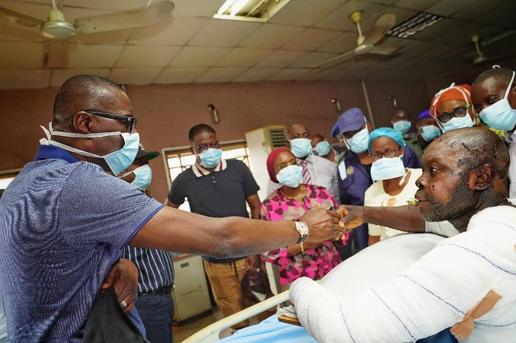Governor Babajide Sanwo-Olu visits victims of Ijegun pipeline explosion at Gbagada General Hospital. (Punch)
