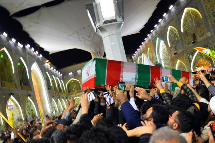 Mourners carry the coffin of Iranian military commander Qasem Soleimani in the Iraqi shrine city of Najaf, ahead of his remains arriving in Iran