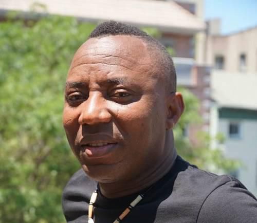 Barely 24 hours after being released as ordered by the Federal High Court, some DSS officials invaded the courtroom and held Omoyele Sowore hostage, after which he was taken into custody. [Sahara Reporters]