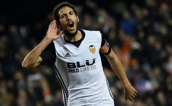Valencia's midfielder Dani Parejo celebrates after scoring against Celta Vigo at the Mestalla Stadium in Valencia on December 9, 2017