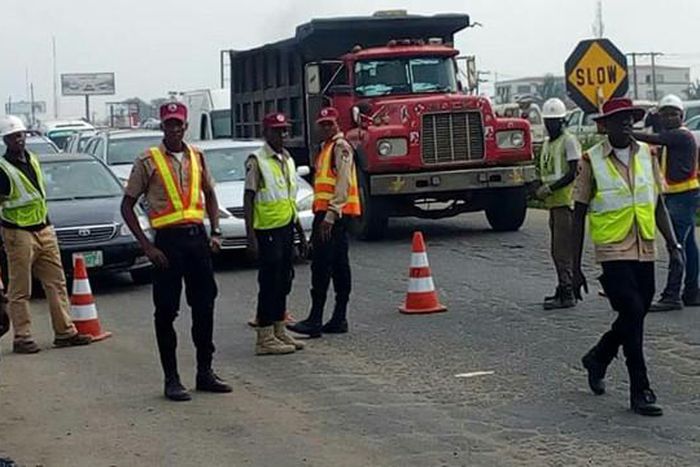 FG reopens Apongbon Bridge on Lagos, renews appeal against drain stuffing.  [nnn]