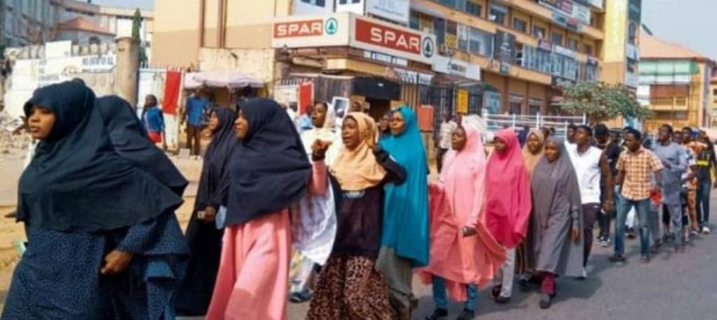 Shiites protest in Abuja, burn US flag (Twitter/@tosinadeda)