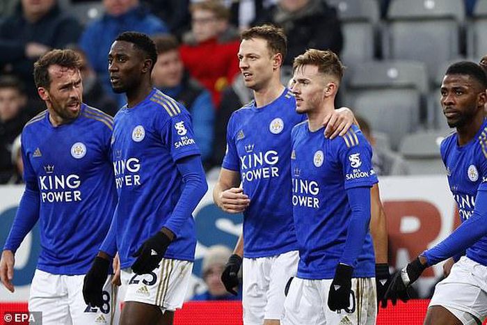 Wilfred Ndidi and Kelechi Iheanacho with Leicester City teammates (EPA)