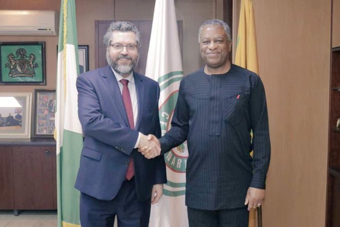 Nigeria's Minister of Foreign Affairs, Geoffrey Onyeama presenting a gift to Mr Ernest Aranjo, External Relations Minister of Brazil during his visit to Nigeria. [Twitter/@GeoffreyOnyeama]