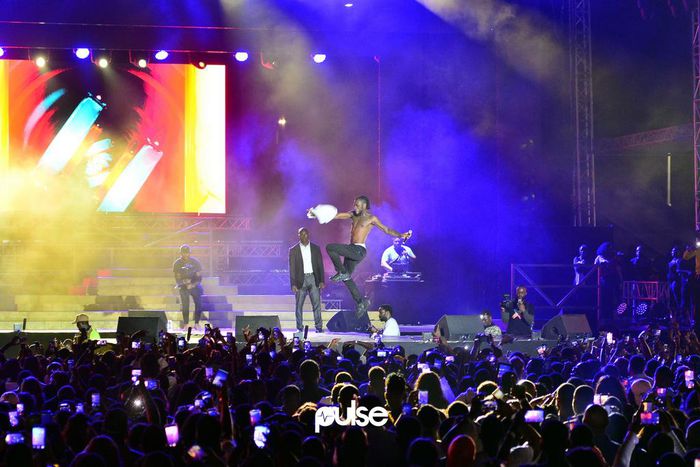 Burna Boy goes shirtless and makes fans go crazy at LiveSpot X Festival. (Pulse Nigeria)