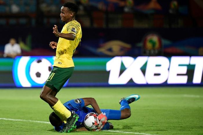 Themba Zwane (L) scored one goal and created another for Mamelodi Sundowns in a 3-1 South African Premiership victory over Stellenbosch