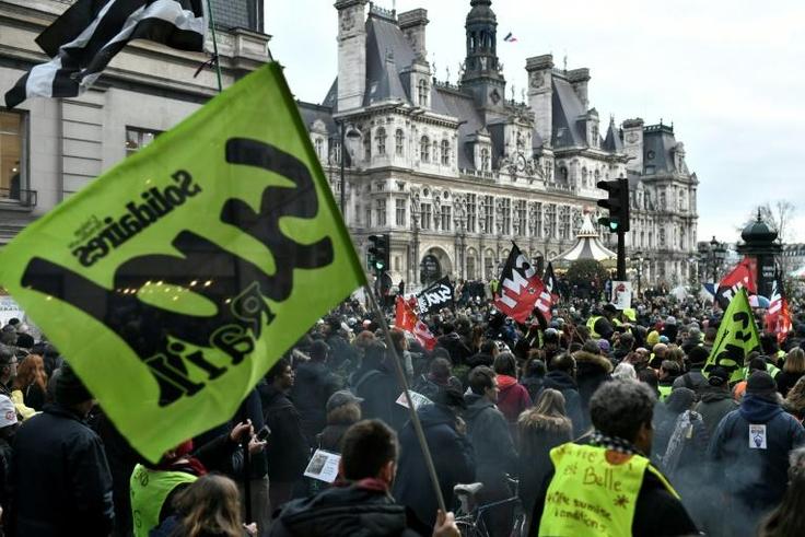 The strike against government pensions reform is on course to surpass the longest transport stoppage in France which lasted for 28 days in 1986 and early 1987