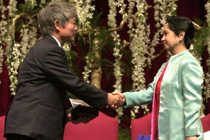 Tetsu Nakamura (L) won what is widely regarded as the Asian equivalent of the Nobel prize for his aid work