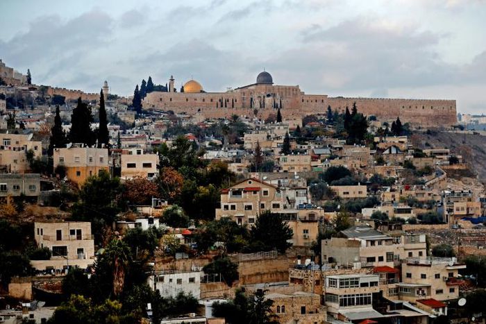 Israel has approved a plan to build a cable car to ferry visitors from western Jerusalem to near the Western Wall