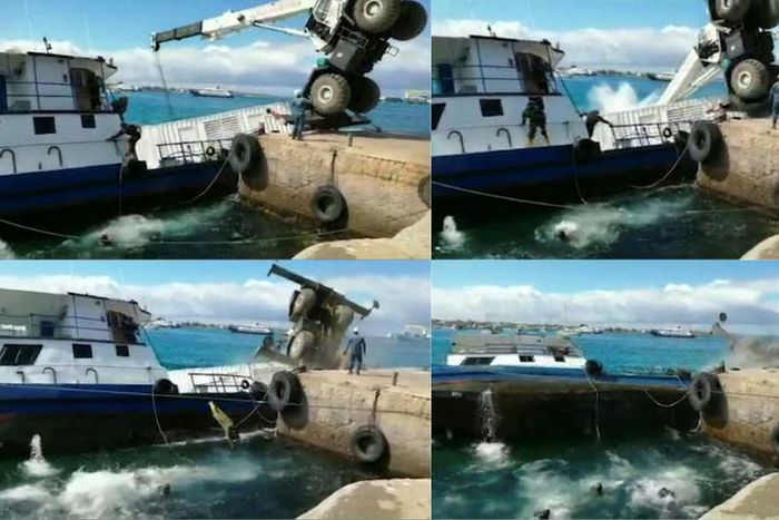 The accident, in which one person was injured, occurred in a San Cristobal port when a crane collapsed as it loaded a container holding an electric generator onto a barge