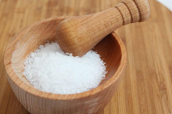 The recommended daily sodium intake by experts