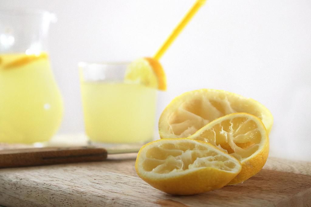 Close-up of fresh lemonade and lemons