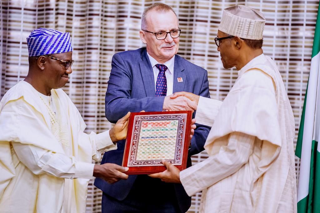 President Muhammadu Buhari, President of the International Federation of Surveyors, Prof Rudolf Staiger and President Surveyors Council of Nigeria (SURCON). [Twitter/@BashirAhmaad]
