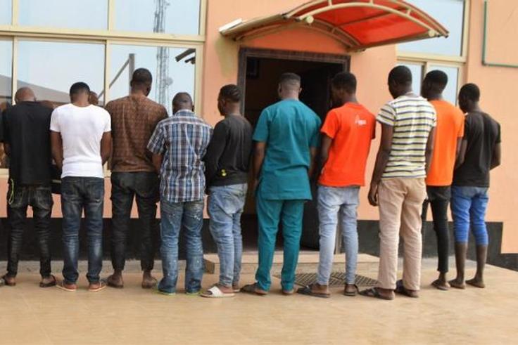 EFCC arrests 2 brothers,13 others over internet fraud. [Twitter/@officialEFCC]