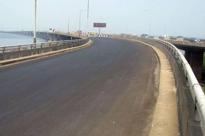 Alaka Bridge linking Eko Bridge in Lagos shut for emergency repairs. [independent]