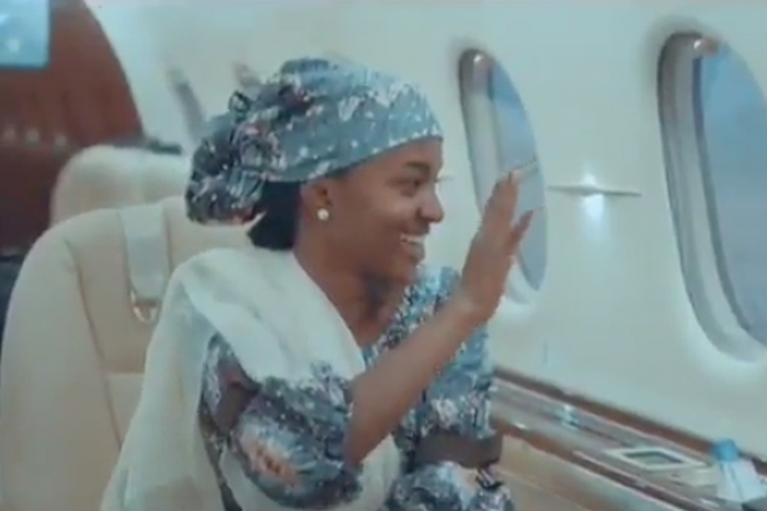 Hanan Buhari waves from the presidential jet (TheCable)