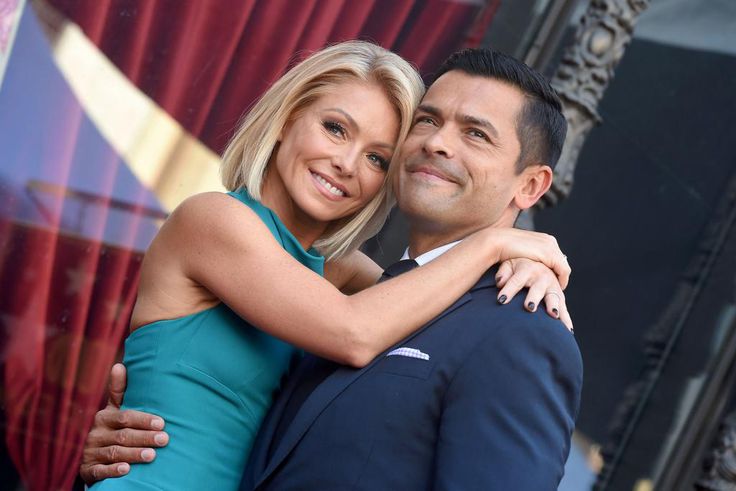 Kelly Ripa and Mark Consuelos' Body Language Is D*mn Near Perfect