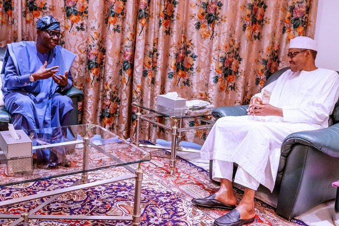 Gov. Babajide Sanwo-Olu of Lagos State updates President Muhammadu Buhari on the efforts to prevent the spread of Coronavirus in the country. [Twitter/@MBuhari]