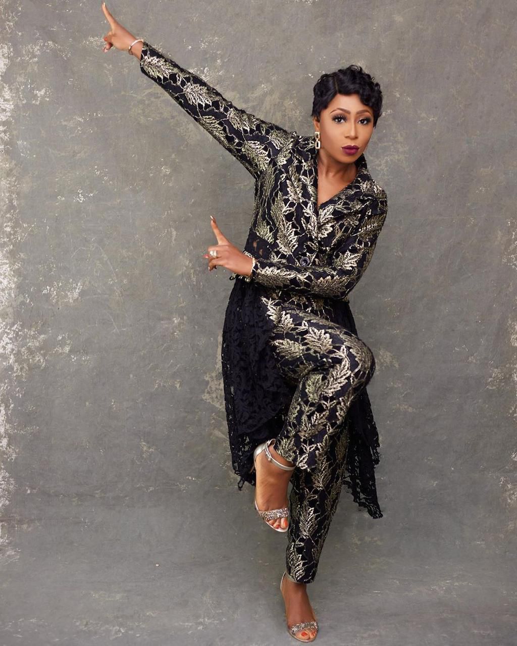 Dakore Egbuson-Akande in metallic hue outfit [Instagram:dakoreea]