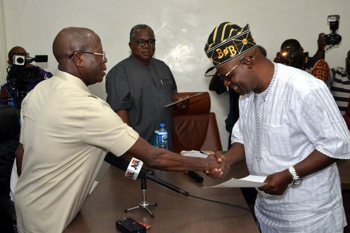 From right: National Chairman of the All Progressive Congress (APC) Adams Oshiomhole and Kwara APC Chairman, Bashir Bolarinwa. [Twitter@AyoOluwoye]